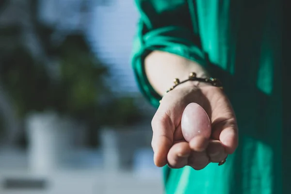 Elinde Pembe Kuvars Yumurtası Tutan Bir Kadın — Stok fotoğraf