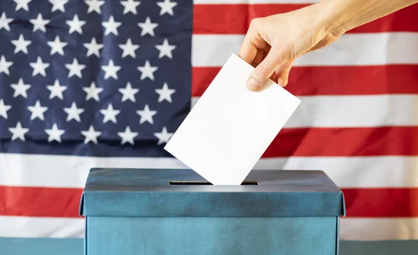 Usa Wybory Ręka Kobiety Oddanie Głosu Urnie Wyborczej — Zdjęcie stockowe