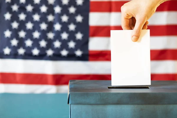 Usa Elecciones Mano Mujer Poniendo Voto Las Urnas — Foto de Stock