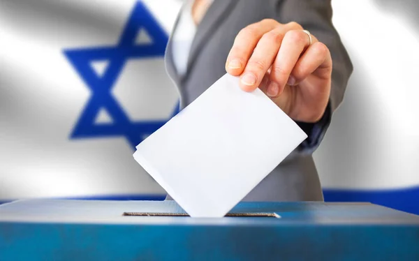 Израэль Выборы Рука Положить Голосование Бюллетене — стоковое фото