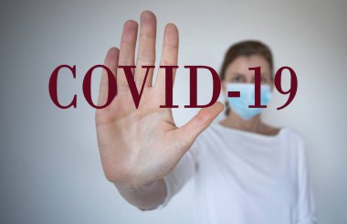 Tıbbi maske takan Coronavirus kadınını durdurun ve 2019-NCoV savaşını başlatın.