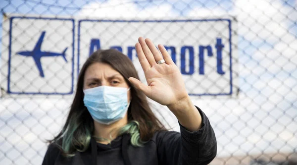 Coronavirus Global Fight Mujer Con Máscara Quirúrgica Signo Aeropuerto Vuelos —  Fotos de Stock