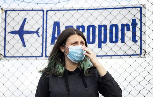 Coronavirus Wereldwijde Strijd Vrouw Met Chirurgisch Masker Luchthaventeken Geannuleerde Vluchten — Stockfoto