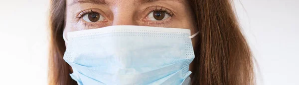 コロナウイルスの世界的な戦い 外科マスクを身に着けている女性 — ストック写真