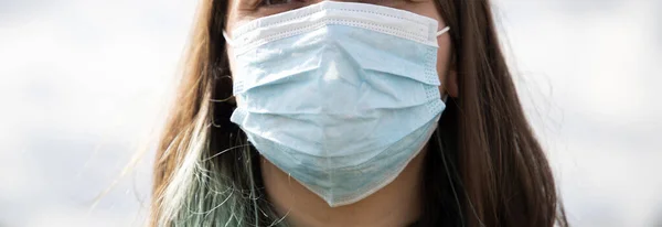 Coronavirus Global Lucha Mujer Con Máscara Quirúrgica — Foto de Stock