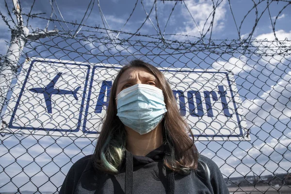 Coronavirus Wereldwijde Strijd Vrouw Met Chirurgisch Masker Luchthaventeken Geannuleerde Vluchten — Stockfoto