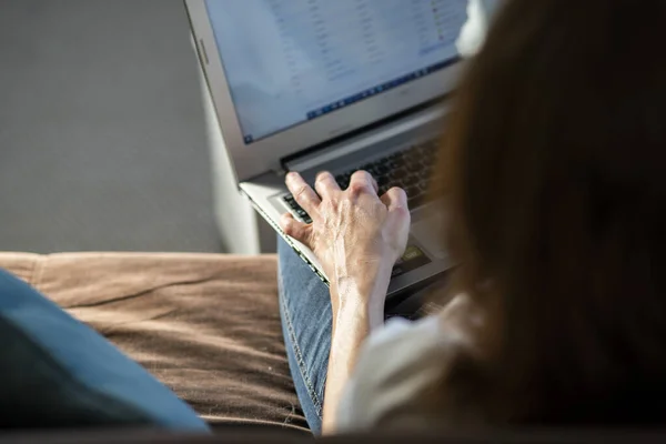 Vrouw Werkt Vanuit Huis Coronavirus — Stockfoto