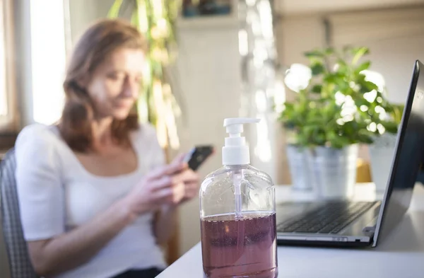 Vrouw Werkt Vanuit Huis Coronavirus — Stockfoto