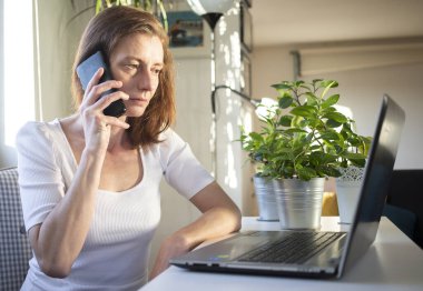 Evden çalışan kadın - koronavirüs.