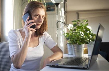 Evden çalışan kadın - koronavirüs.