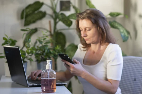 Kvinna Som Arbetar Hemifrån Coronavirus — Stockfoto