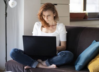 Evden çalışan kadın - koronavirüs.