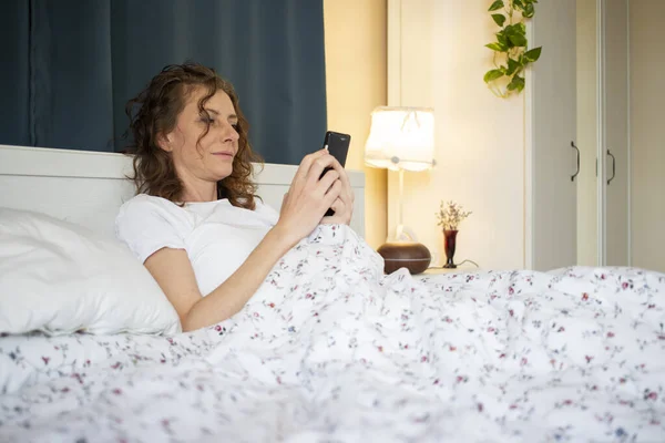 Mulher Usando Smartphone Cama — Fotografia de Stock