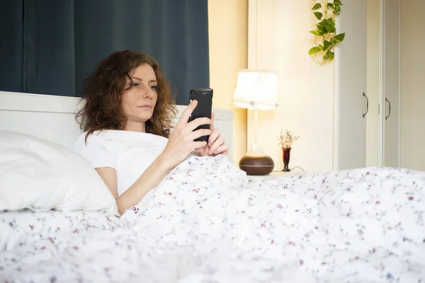 Mulher Usando Smartphone Cama — Fotografia de Stock
