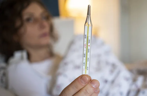 Ateşli Bir Kadın Yatakta Termometre Koronavirüs Covid Semptomlarına Odaklanır — Stok fotoğraf
