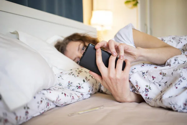 Kvinna Som Använder Smartphone Sängen — Stockfoto