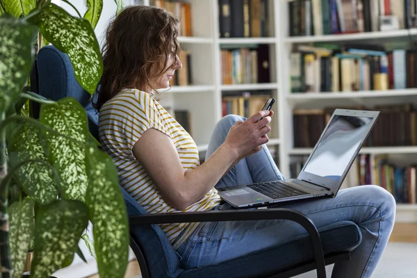 Vrouw Die Afstand Werkt Thuisblijven Gezond Coronavirus — Stockfoto