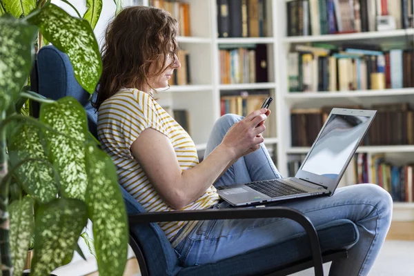 Kvinna Som Arbetar Distans Stanna Hemma Och Friska Coronavirus — Stockfoto