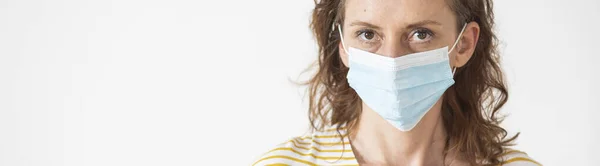Žena Uvedení Lékařské Masky Koronavirus Ochrana — Stock fotografie