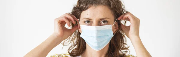 Frau Setzt Sich Eine Medizinische Maske Coronavirus Schutz — Stockfoto