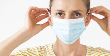  Kadın tıbbi maske takıyor Coronavirus koruması