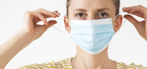 Mulher Colocando Uma Máscara Médica Proteção Coronavírus — Fotografia de Stock