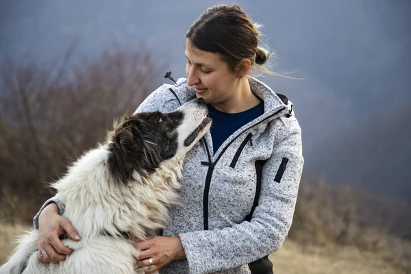 Mujer Con Perro Aire Libre —  Fotos de Stock