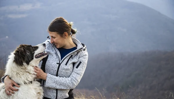 Mujer Con Perro Aire Libre —  Fotos de Stock