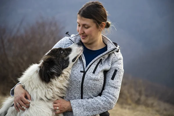 Mujer Con Perro Aire Libre —  Fotos de Stock