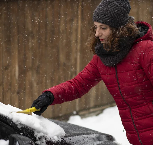 Mulher Limpando Seu Carro Neve — Fotografia de Stock