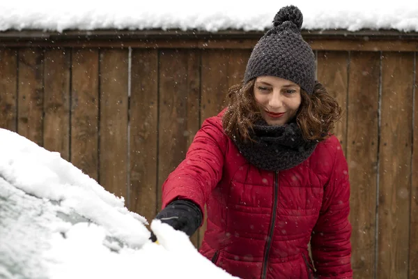 Donna Che Pulisce Sua Auto Dalla Neve — Foto Stock