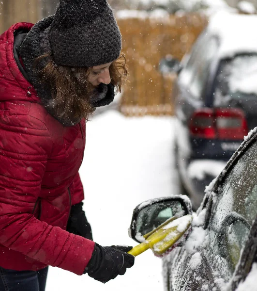 Женщина Чистит Свою Машину Снега — стоковое фото