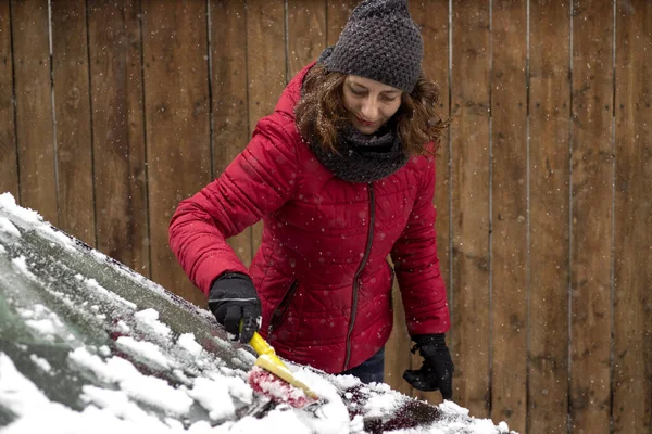 Kobieta Sprzątająca Samochód Śniegu — Zdjęcie stockowe