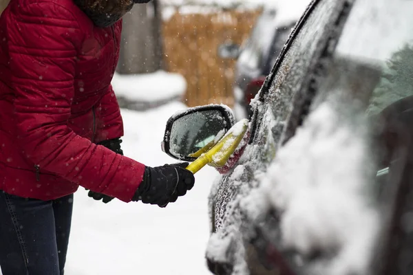 Kvinnen Vasker Bilen Etter Snø – stockfoto