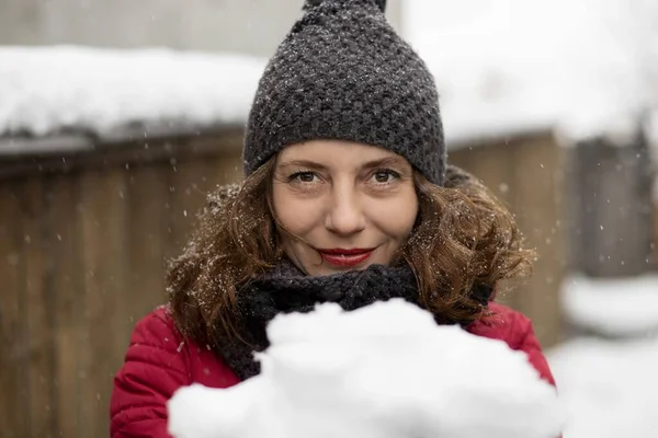 Hermoso Retrato Mujer Abrigo Rojo Nieve —  Fotos de Stock