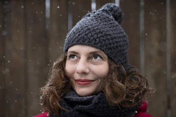 Όμορφη Γυναίκα Πορτρέτο Στο Χιόνι Κόκκινο Παλτό — Φωτογραφία Αρχείου