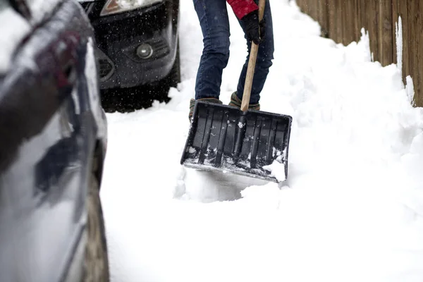 Mujer Chaqueta Roja Con Pala Limpiando Nieve Pala Invierno Quitar —  Fotos de Stock