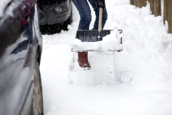 Kvinna Röd Jacka Med Spade Rengöring Snö Vinterskyfflar Borttagning Snö — Stockfoto