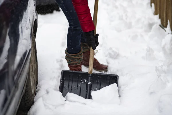 Kvinna Röd Jacka Med Spade Rengöring Snö Vinterskyfflar Borttagning Snö — Stockfoto