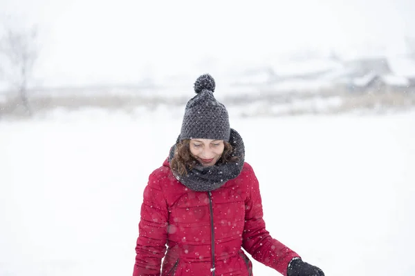 Hermoso Retrato Mujer Abrigo Rojo Nieve —  Fotos de Stock