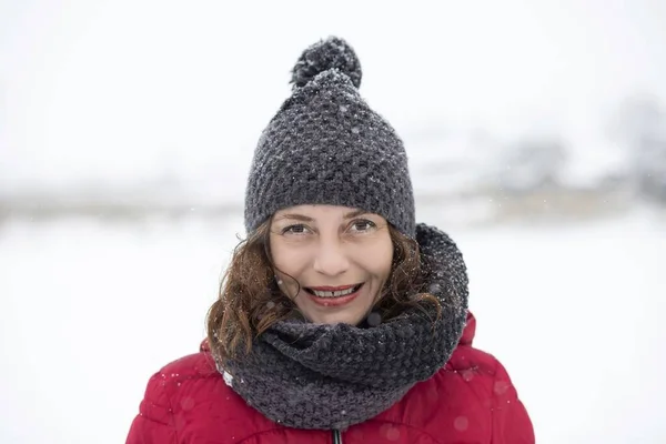 Hermoso Retrato Mujer Abrigo Rojo Nieve —  Fotos de Stock