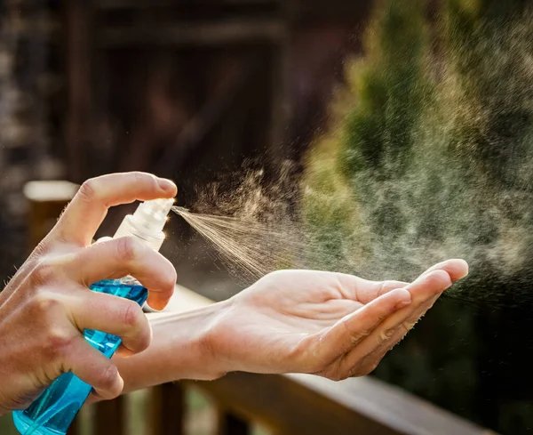 手を噴霧消毒剤コロナウイルス予防 — ストック写真