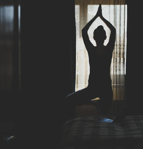 Frau Yoga Pose Schlafzimmer Fit Und Geistig Gesund Hause — Stockfoto