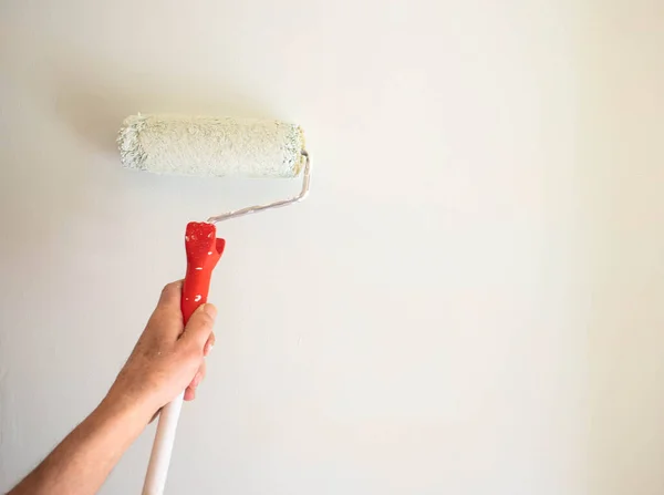 Männliche Hand Malwand Mit Farbwalze Malerei Wohnung Renovierung Mit Weißer — Stockfoto