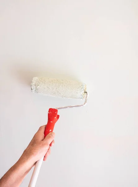 Male Hand Painting Wall Paint Roller Painting Apartment Renovating White — Stock Photo, Image