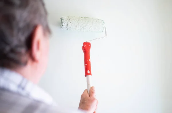 Männliche Hand Malwand Mit Farbwalze Malerei Wohnung Renovierung Mit Weißer — Stockfoto