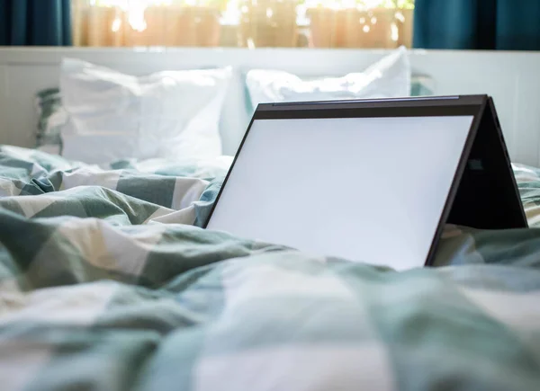 Laptop Eller Tablett Sängen Vit Tom Skärm För Kopiering Utrymme — Stockfoto