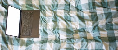 çoğaltma alanı için beyaz ekranda dizüstü bilgisayar ya da tablet