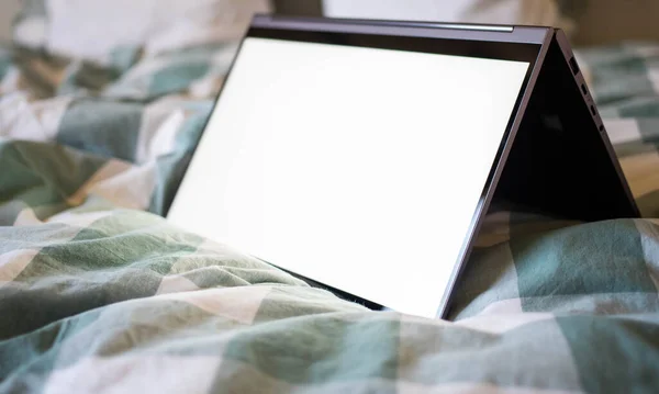 Laptop Tablet Cama Branco Tela Vazia Para Espaço Cópia — Fotografia de Stock