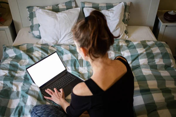 Vrouw Met Laptop Tablet Bed Wit Leeg Scherm Voor Kopieerruimte — Stockfoto